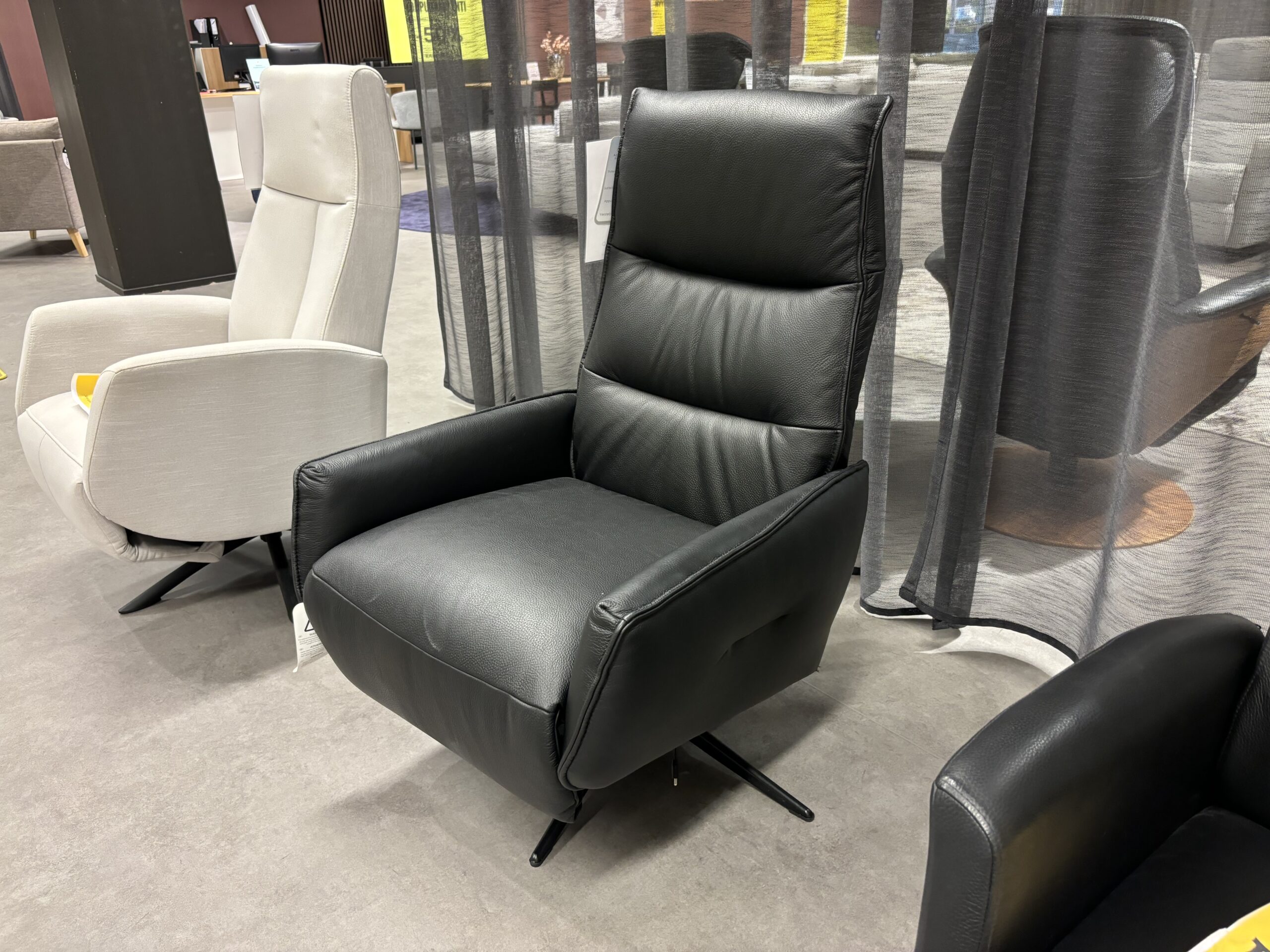 Hjort Knudsen 8253 mekanismituoli, myymälämalli