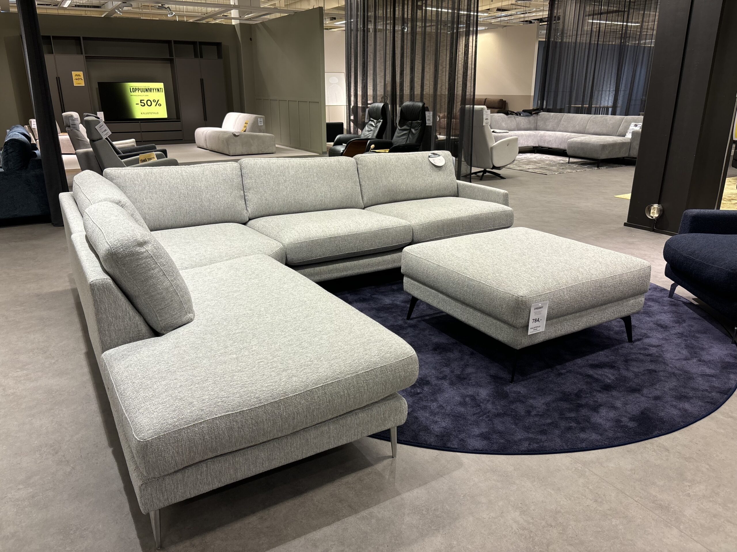 Dreamy avokulmasohva (kätisyys kuvasta poiketen oikea) + rahi, myymälämalli